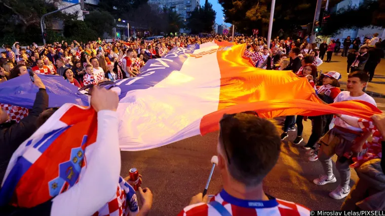 Hrvatski navijači razvili iznimno dugačku zastavu: Mlade dame su već na Poljudu