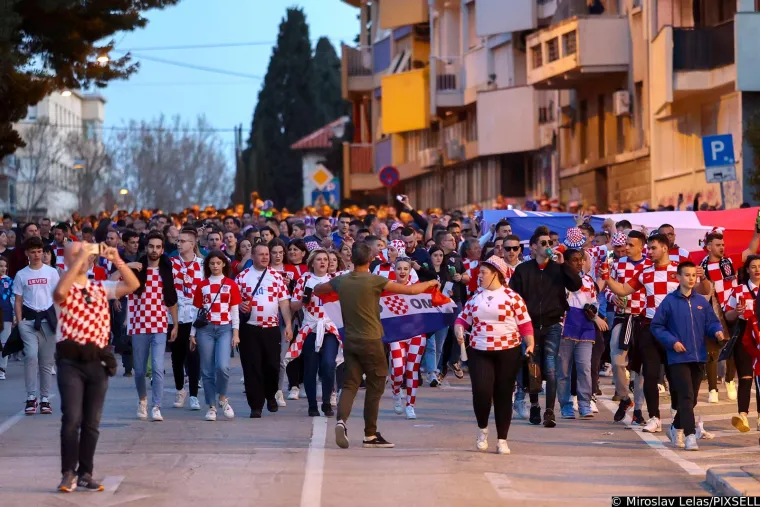 Hrvatski navijači razvili iznimno dugačku zastavu: Mlade dame su već na Poljudu