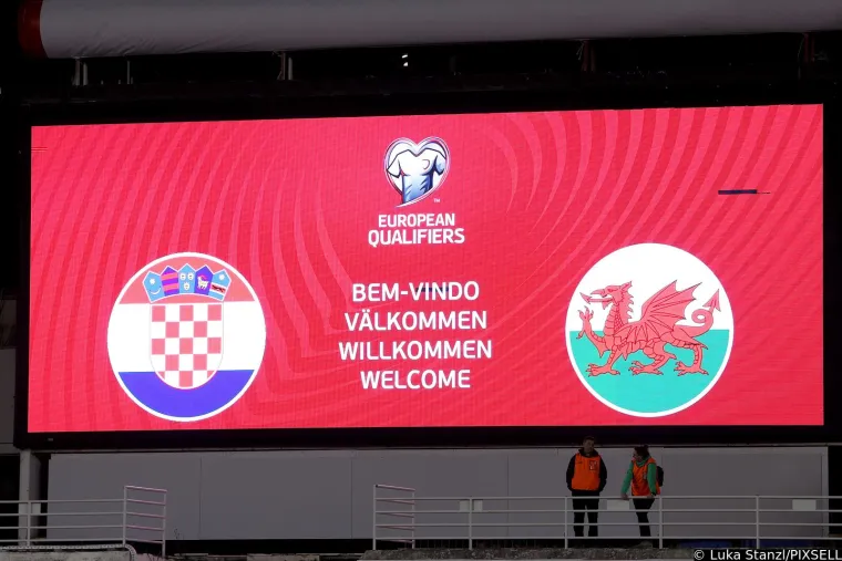 Hrvatski navijači razvili iznimno dugačku zastavu: Mlade dame su već na Poljudu