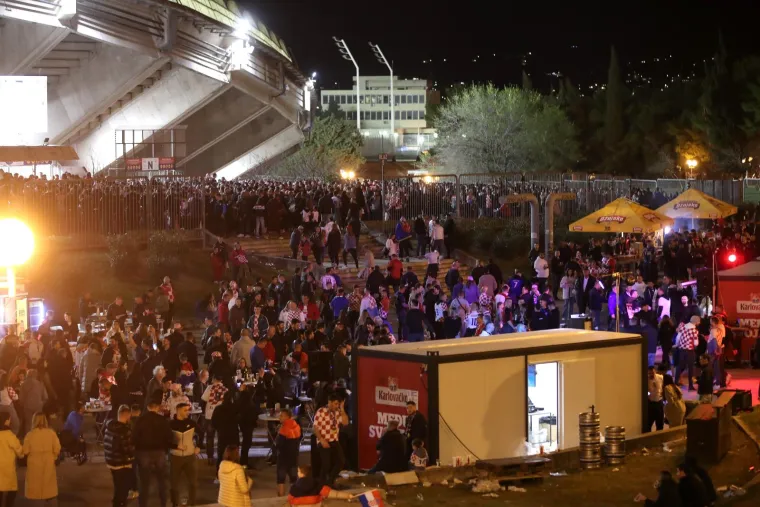 Goleme gužve oko Poljuda: Tisuće ljudi su još izvan stadiona, a pogledajte kakva atmosfera vlada na tribinama