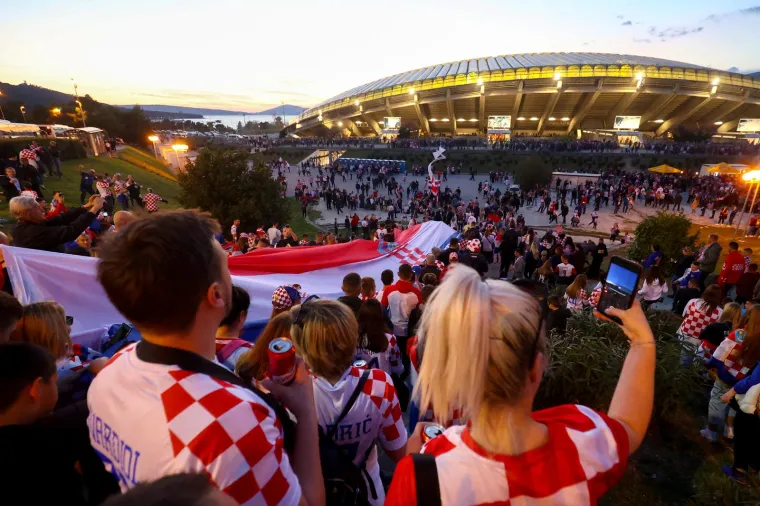 Goleme gužve oko Poljuda: Tisuće ljudi su još izvan stadiona, a pogledajte kakva atmosfera vlada na tribinama