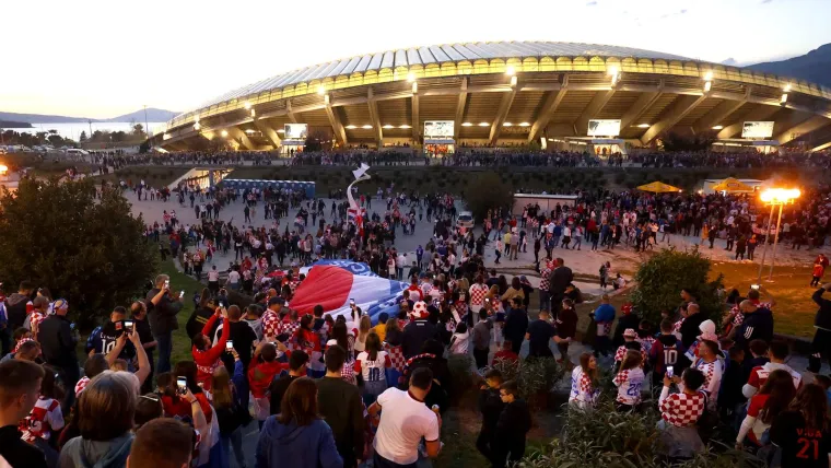 Goleme gužve oko Poljuda: Tisuće ljudi su još izvan stadiona, a pogledajte kakva atmosfera vlada na tribinama