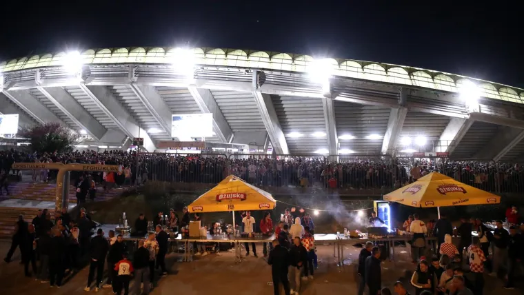 Goleme gužve oko Poljuda: Tisuće ljudi su jo&scaron; izvan stadiona, a pogledajte kakva atmosfera vlada na tribinama