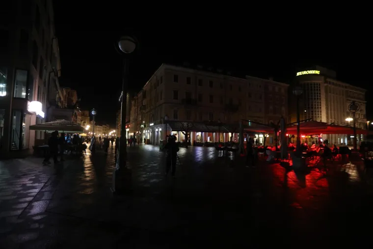 Većina gradova u Hrvatskoj na sat vremena završila je u mraku: Otkrivamo što je razlog