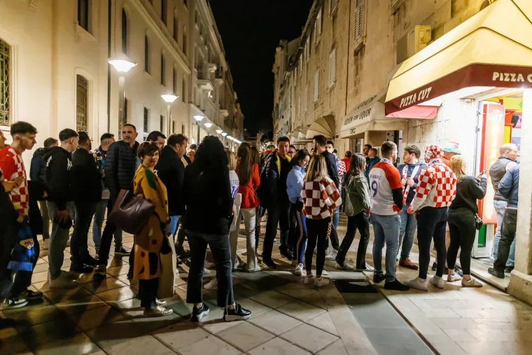 Vel&scaron;ani nisu skidali osmijeh s lica. Ovako su sinoć izgledale splitske ulice nakon utakmice