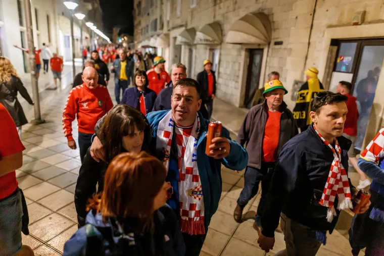 Vel&scaron;ani nisu skidali osmijeh s lica. Ovako su sinoć izgledale splitske ulice nakon utakmice
