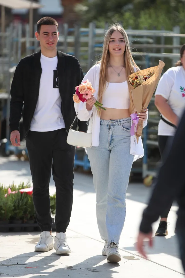 Dotjerane Splićanke u atraktivnim kombinacijama uživale na rivi, a dru&scaron;tvo im pravili sunce, kava i zgodni frajeri