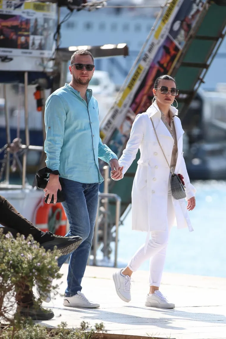 Dotjerane Splićanke u atraktivnim kombinacijama uživale na rivi, a dru&scaron;tvo im pravili sunce, kava i zgodni frajeri