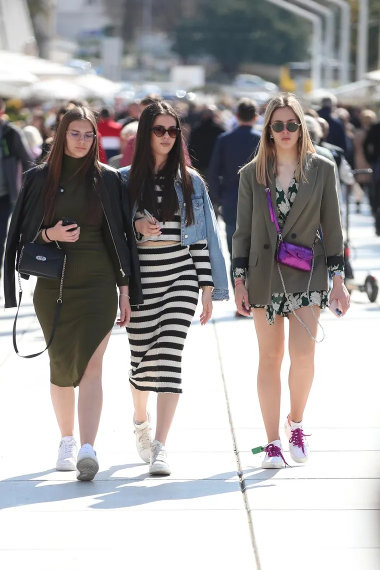 Dotjerane Splićanke u atraktivnim kombinacijama uživale na rivi, a dru&scaron;tvo im pravili sunce, kava i zgodni frajeri