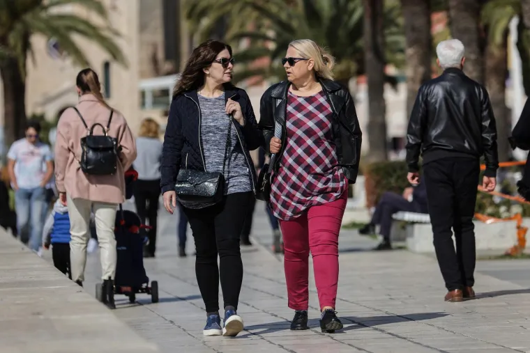 Dotjerane Splićanke u atraktivnim kombinacijama uživale na rivi, a dru&scaron;tvo im pravili sunce, kava i zgodni frajeri