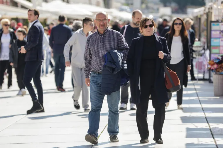 Dotjerane Splićanke u atraktivnim kombinacijama uživale na rivi, a dru&scaron;tvo im pravili sunce, kava i zgodni frajeri