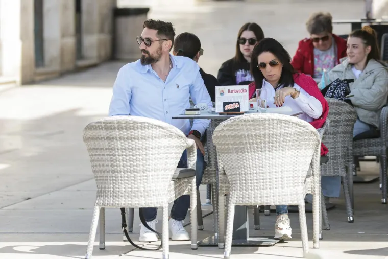 Dotjerane Splićanke u atraktivnim kombinacijama uživale na rivi, a dru&scaron;tvo im pravili sunce, kava i zgodni frajeri