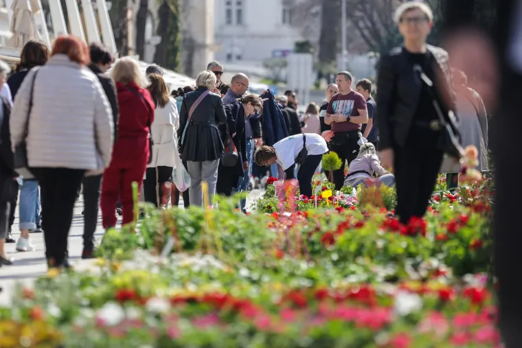 Dotjerane Splićanke u atraktivnim kombinacijama uživale na rivi, a dru&scaron;tvo im pravili sunce, kava i zgodni frajeri