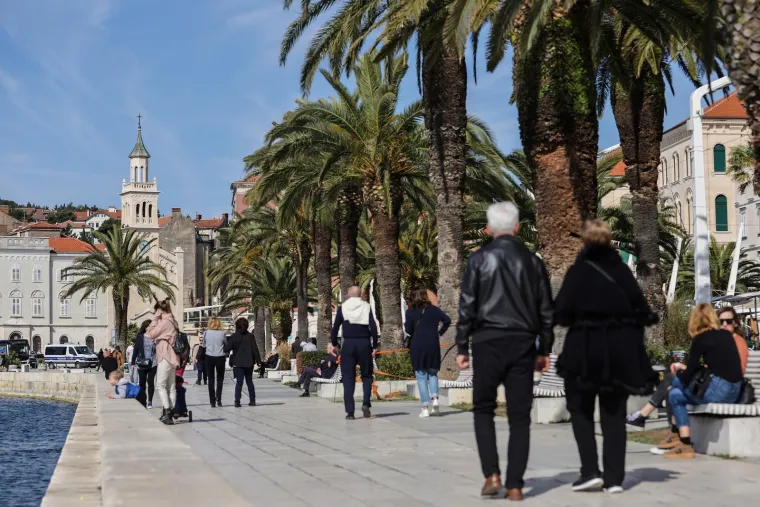 Dotjerane Splićanke u atraktivnim kombinacijama uživale na rivi, a dru&scaron;tvo im pravili sunce, kava i zgodni frajeri