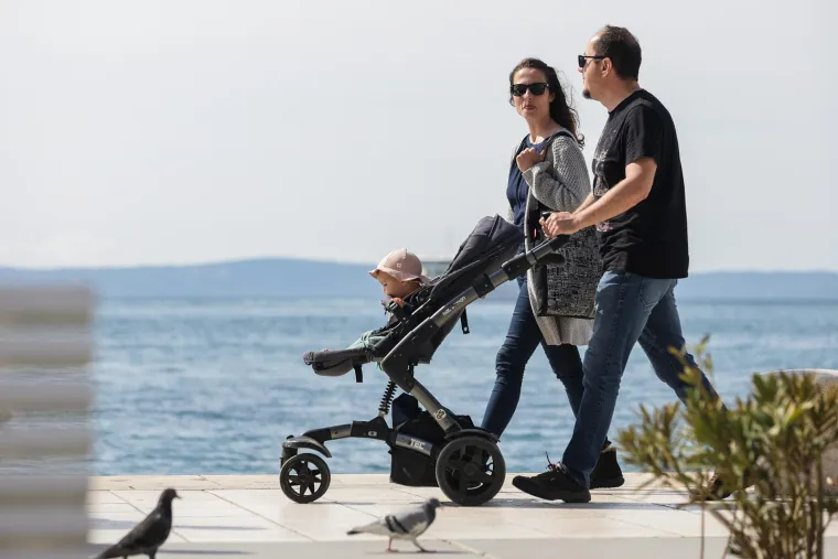 Dotjerane Splićanke u atraktivnim kombinacijama uživale na rivi, a dru&scaron;tvo im pravili sunce, kava i zgodni frajeri