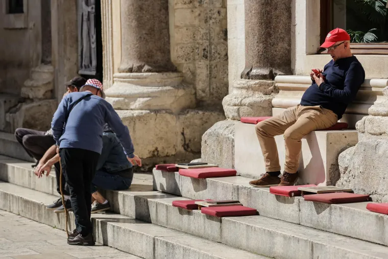 Dotjerane Splićanke u atraktivnim kombinacijama uživale na rivi, a dru&scaron;tvo im pravili sunce, kava i zgodni frajeri