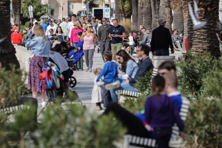 Dotjerane Splićanke u atraktivnim kombinacijama uživale na rivi, a dru&scaron;tvo im pravili sunce, kava i zgodni frajeri