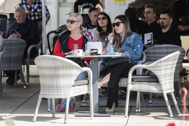 Dotjerane Splićanke u atraktivnim kombinacijama uživale na rivi, a dru&scaron;tvo im pravili sunce, kava i zgodni frajeri