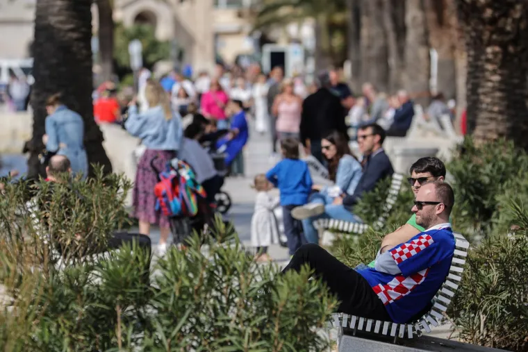 Dotjerane Splićanke u atraktivnim kombinacijama uživale na rivi, a dru&scaron;tvo im pravili sunce, kava i zgodni frajeri