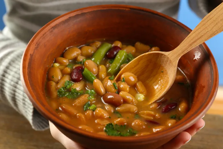 7. Izbjegavanje hrane koja uzrokuje stvaranje plinova: Ako osjetite nadutost nakon konzumiranja određene hrane kao &scaron;to su grah, leća, luk i jabuke, bilo bi korisno ograničiti unos te hrane.