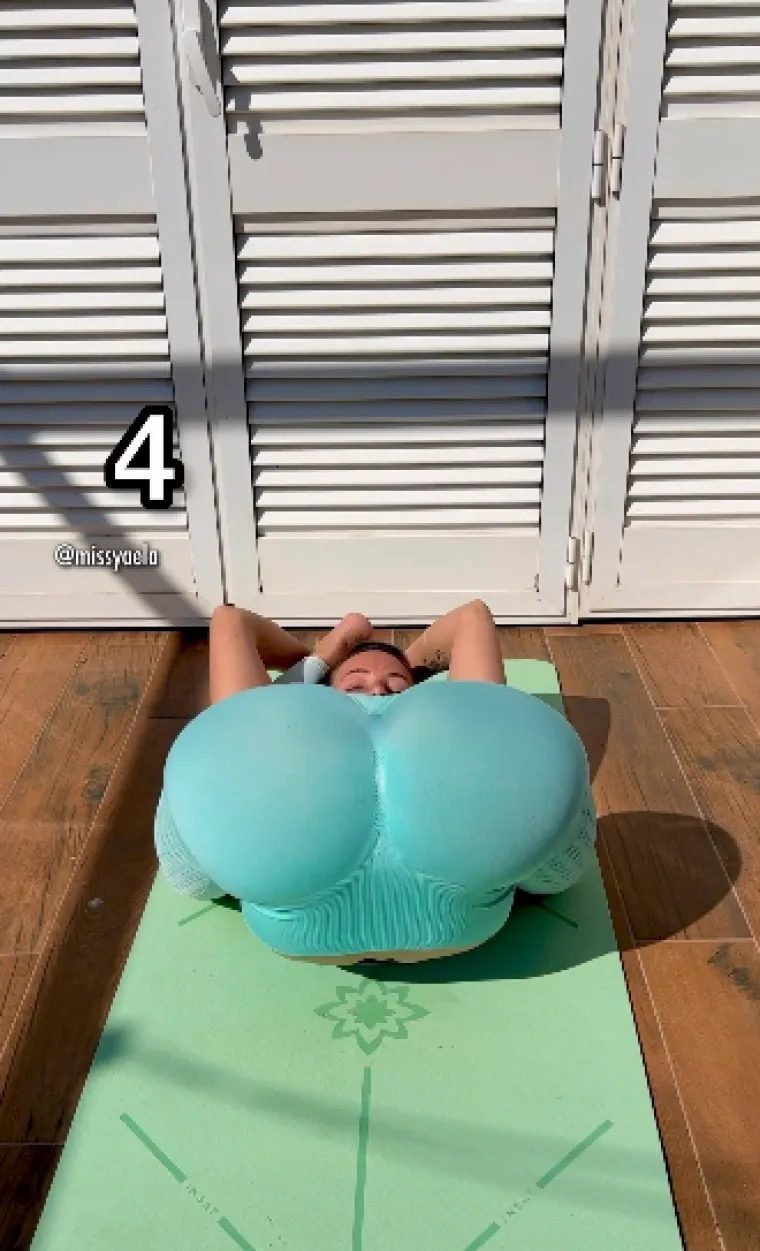 Yaela je studirala na prestižnom Kraljevskom baletnom konzervatoriju u Den Haagu, a nedavno je počela prodavati fotografije i videozapise na internetu kako bi spojila kraj s krajem. A da nije bilo njezine brze promjene karijere, Yaela bi bila financijski pogođena pandemijom koronavirusa.