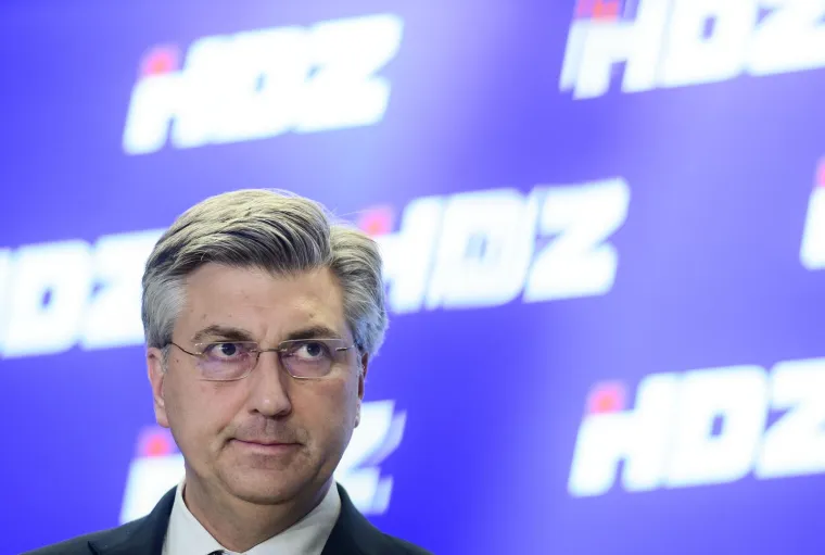 Fotografkinja snimila urnebesne grimase Plenkovića na dana&scaron;njoj presici: Pogledajte kakve je sve hit face pravio