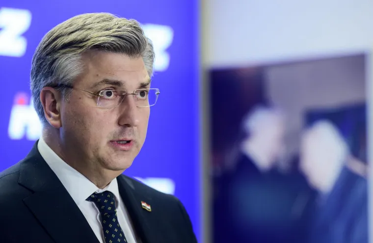 Fotografkinja snimila urnebesne grimase Plenkovića na dana&scaron;njoj presici: Pogledajte kakve je sve hit face pravio