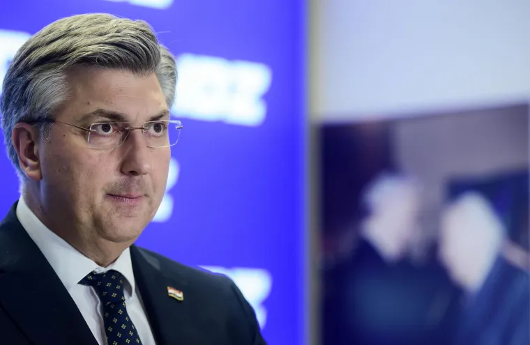 Fotografkinja snimila urnebesne grimase Plenkovića na dana&scaron;njoj presici: Pogledajte kakve je sve hit face pravio