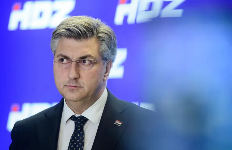 Fotografkinja snimila urnebesne grimase Plenkovića na dana&scaron;njoj presici: Pogledajte kakve je sve hit face pravio