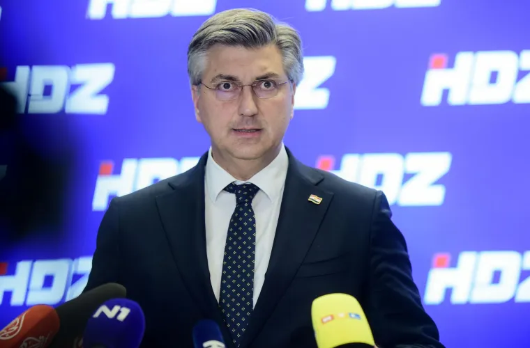 Fotografkinja snimila urnebesne grimase Plenkovića na dana&scaron;njoj presici: Pogledajte kakve je sve hit face pravio