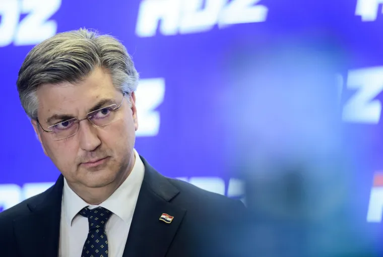 Fotografkinja snimila urnebesne grimase Plenkovića na dana&scaron;njoj presici: Pogledajte kakve je sve hit face pravio