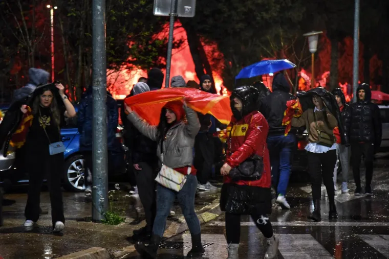 Pogledajte vatrene prizore s balkanskog derbija Crne Gore i Srbije: Policija na ulici u punoj spremi, zatvoreni lokali...