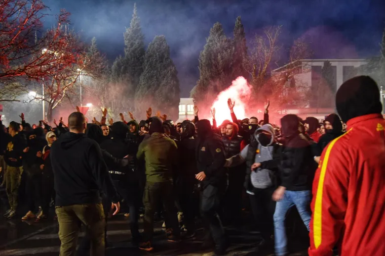 Pogledajte vatrene prizore s balkanskog derbija Crne Gore i Srbije: Policija na ulici u punoj spremi, zatvoreni lokali...