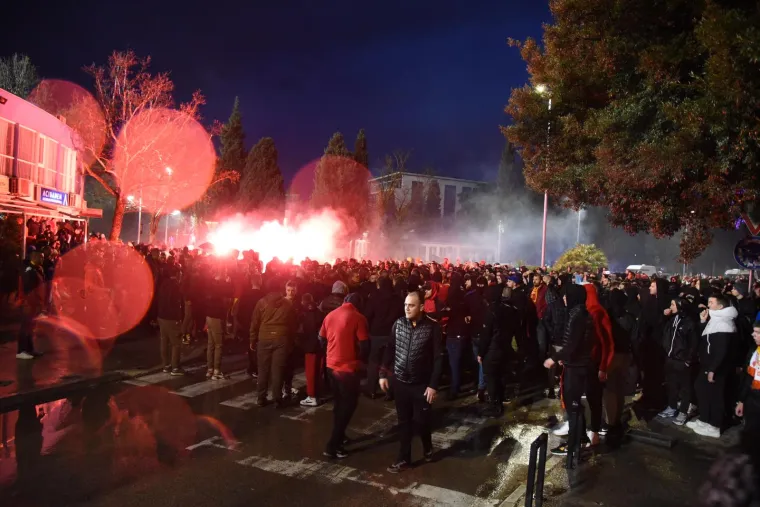 Pogledajte vatrene prizore s balkanskog derbija Crne Gore i Srbije: Policija na ulici u punoj spremi, zatvoreni lokali...