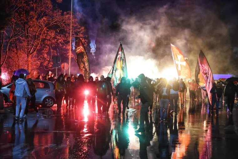 Pogledajte vatrene prizore s balkanskog derbija Crne Gore i Srbije: Policija na ulici u punoj spremi, zatvoreni lokali...