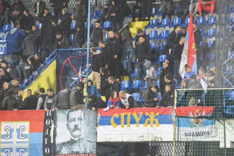 Pogledajte vatrene prizore s balkanskog derbija Crne Gore i Srbije: Policija na ulici u punoj spremi, zatvoreni lokali...