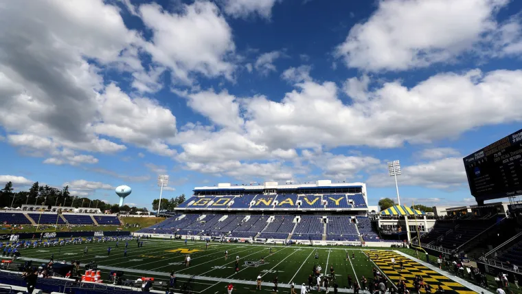 Stadion Navy Marine Corps može primiti 34 tisuće gledatelja, dok Maksimir prima ne&scaron;to vi&scaron;e od 35 tisuća, no samo kada su sve tribine u funkciji jer stadion u ovom trenutku može primiti 20 tisuća gledatelja. Maksimir je izgrađen 1953. godine, a američki je stadion nastao pet godina kasnije.