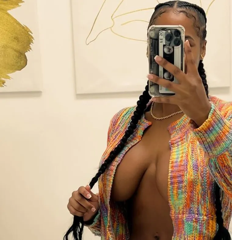 Sarai Minx napustila je koledž i konobarila kako bi postala odrasla zvijezda, ali u početku je to tajila od svog starog. Brzo je postala poznato ime i čak je osvojila AVN nagradu tijekom svoje četiri godine u industriji.