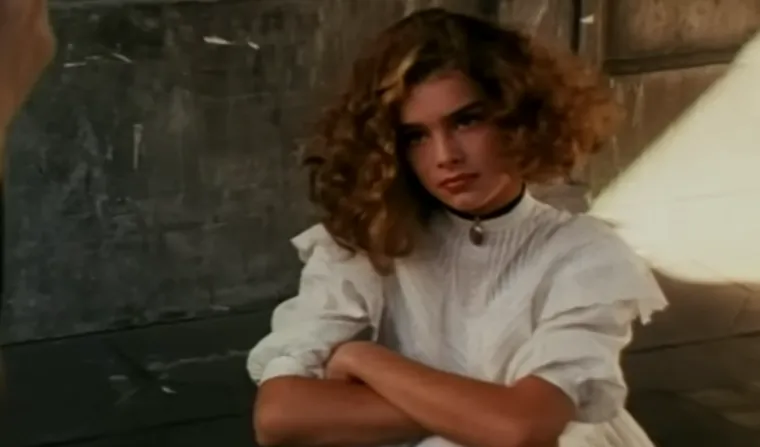 Njena majka Teri Shields navodno je stajala i gledala scenu, dok je Carradine uvjeravao dječju zvijezdu da je sve &quot;izmišljotina&quot;. Spomenuti film zapravo je tema novog dokumentarca &quot;Slatka mala: Brooke Shields&quot;.
