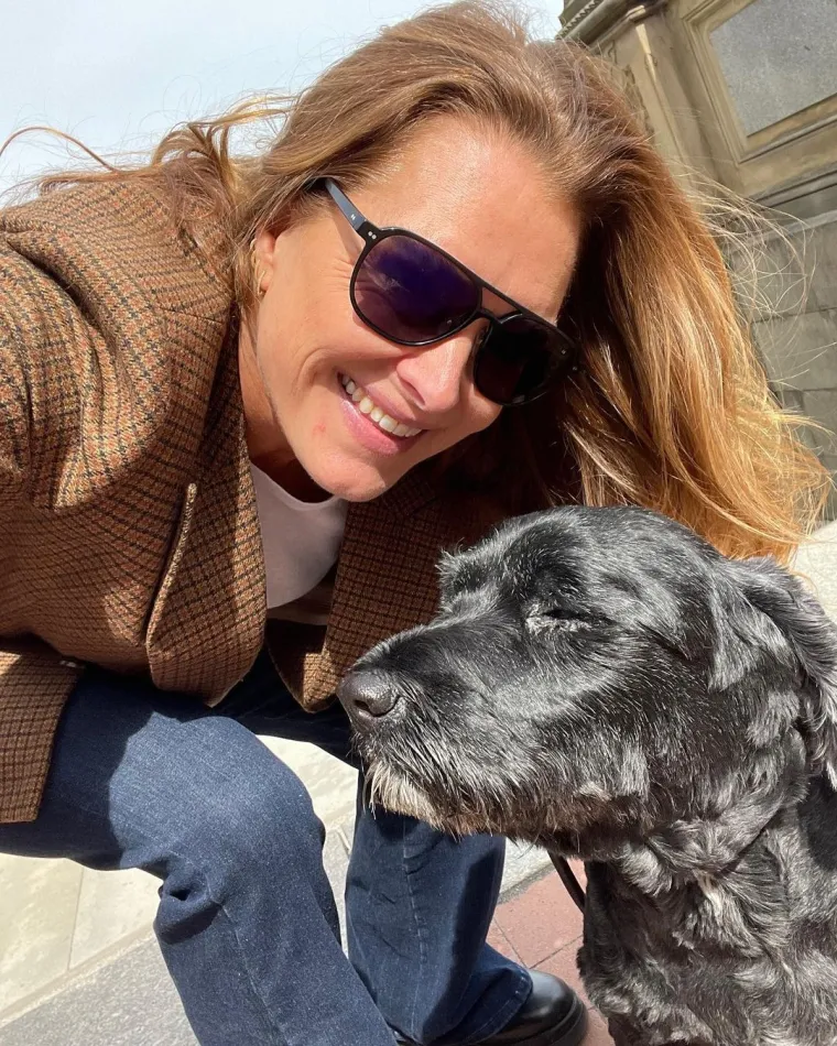 Njena je majka preminula 2012. u 80. godini nakon duge bolesti povezane s demencijom. Kad je Shields imala samo 10 godina pozirala je gola za Playboy, dok je s 14 postala najmlađi model koji je krasio naslovnicu Voguea. 