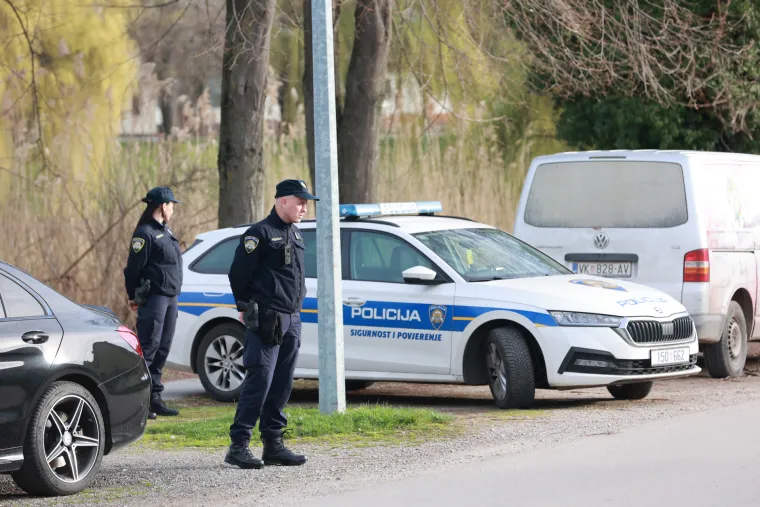 Ovo je kuća stravičnog zločina u Vinkovcima. Sumnja se da je sin ubio oca pa presudio sebi