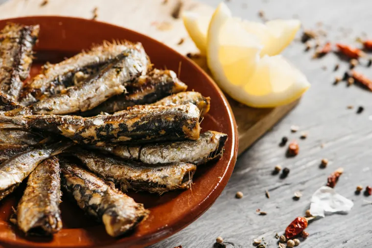 Sardine za slomljene kosti:  Možda na lošem glasu zbog snažnog okusa i mirisa, ali mogu pomoći kostima da brzo zacijele. Sardine sadrže najviše Omega 3 – za koje je dokazano da smanjuju rizik od prijeloma – od svih riba. Također su prepune vitamina D i kalcija, koji su idealni za snagu kostiju.