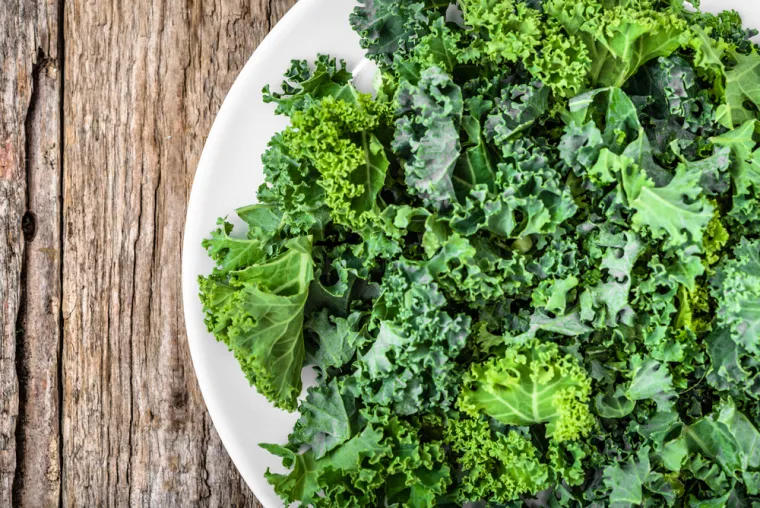 Kelj za ozlijede: Ako primijetite da obilnije krvarite zbog male ogrebotine, moguće je da niste jeli kelja. Zeleno lišće sadrži ogromne količine vitamina K, koji pomaže krvnim stanicama da se brže zgrušaju.  Ako niste ljubitelj kelja, drugo zelje poput špinata i brokule ima slična svojstva. Naravno, ovdje je potreban dodatan oprez kod svih srčanih bolesnika koji bi se obavezno morali posavjetovati s liječnikom oko bilo kakve promjene prehrane koja utječe na zgrušavanje. 
