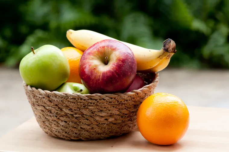 Jabuka i banane za probleme s crijevima:  Ako imate bolni trbuh, krenite ravno prema zdjeli s voćem.  Nezrela banana može se boriti protiv proljeva zahvaljujući svom otpornom škrobu koji neprobavljen prolazi kroz tanko crijevo i hrani prijateljske bakterije u debelom crijevu.  Jabuke mogu ublažiti zatvor zahvaljujući visokom sadržaju topivih vlakana.