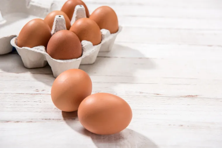Jaja za rijetku kosu:  Ako vaši uvojci ovih dana izgledaju malo tanji, rješenje za pucanje možete pronaći u jajima. Prepuni su proteina i vitamina pa kad se sirovi utrljaju izravno u korijen kose, mogu prožeti folikule dobrim spojevima, potičući jači rast. Neuredno, ali vrijedno novca.