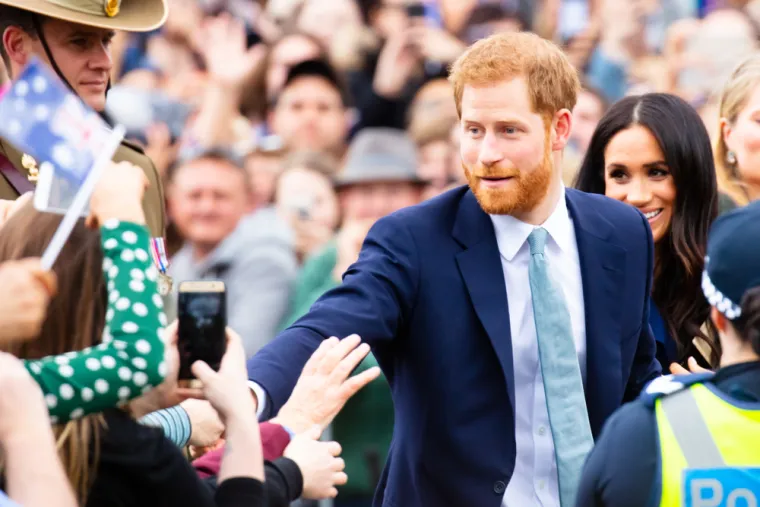 &quot;Dokazi koje sam vidio pokazuju da su novinari Associateda kriminalci s novinarskim moćima što bi trebalo brinuti svakoga od nas&quot;, dodao je Harry. Uz mlađeg sina kralja Charlesa III., pjevač Elton John, njegov suprug Davir Furnish, glumice Sadie Frost i Liz Hurley, Doreen Lawrence, čiji je sin ubijen u rasističkom napadu, i bivši parlamentarni zastupnik Simon Hughes tuže Associated. 
