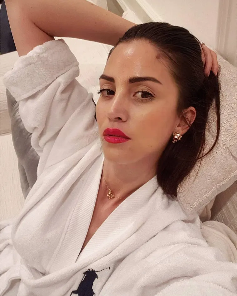 Budući da njen šeik nije bio samo prebogat već i zgodan, ne iznenađuje da se Jelena susrela sa zavišću i brojnim negativnim komentarima na društvenim mrežama nosi bez problema te često na Instagramu piše: &quot;Samo ja znam kako mi je.&quot;