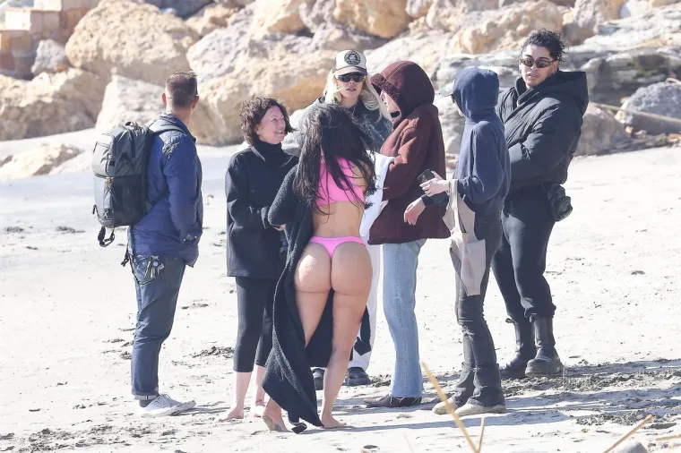 Osvanula slavna guza Kim Kardashian snimljena na plaži - bez filtera i fotošopa! Razvila se žešća debata...