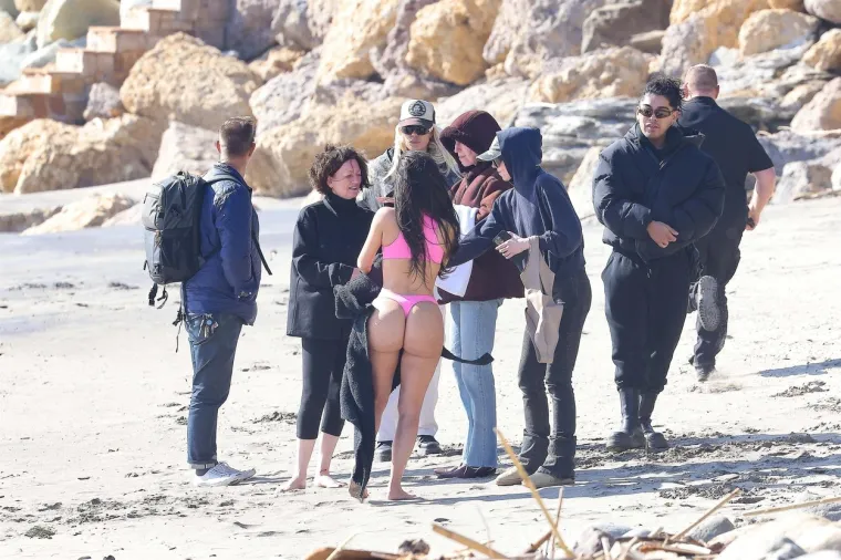Osvanula slavna guza Kim Kardashian snimljena na plaži - bez filtera i fotošopa! Razvila se žešća debata...