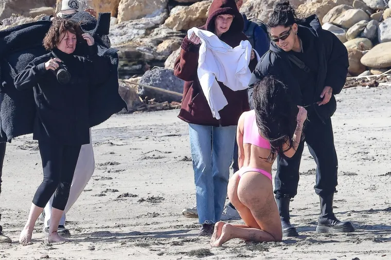 Osvanula slavna guza Kim Kardashian snimljena na plaži - bez filtera i fotošopa! Razvila se žešća debata...